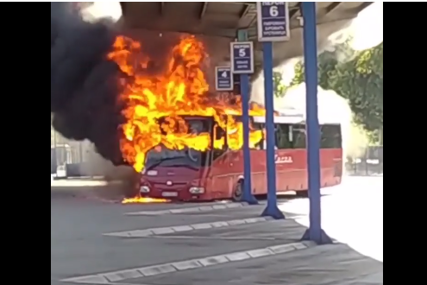 ZAPALIO SE AUTOBUS Požar na autobuskoj stanici (VIDEO)