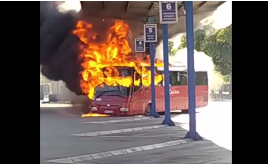 ZAPALIO SE AUTOBUS Požar na autobuskoj stanici (VIDEO)