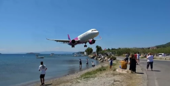 IZNAD GLAVA TURISTA Najniže slijetanje aviona na Skijatosu (VIDEO)