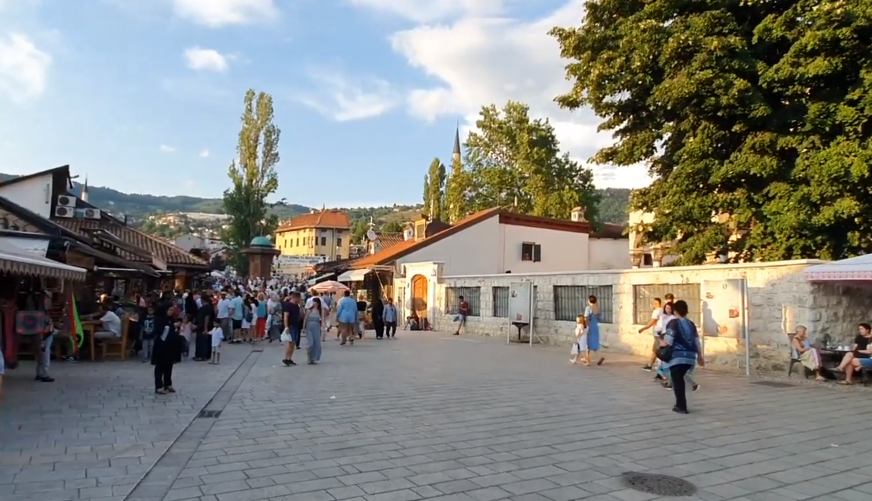 Saobraćajna nesreća u Sarajevu: Automobil se zabio u baštu kafića na Baščaršiji