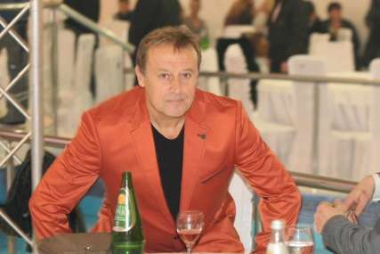 (FOTO) “IMAMO STAJLING GODINE” Boban Zdravković pjevao u Nišu, mreže gore zbog njegove odjevne kombinacije