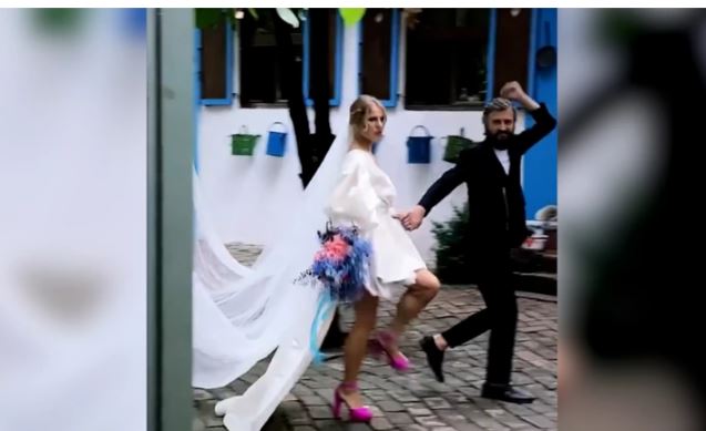 Mlada u mini vjenčanici i roze štiklama: Detalji svadbe Baneta i Tihane, atmosfera se već usijala (VIDEO, FOTO)