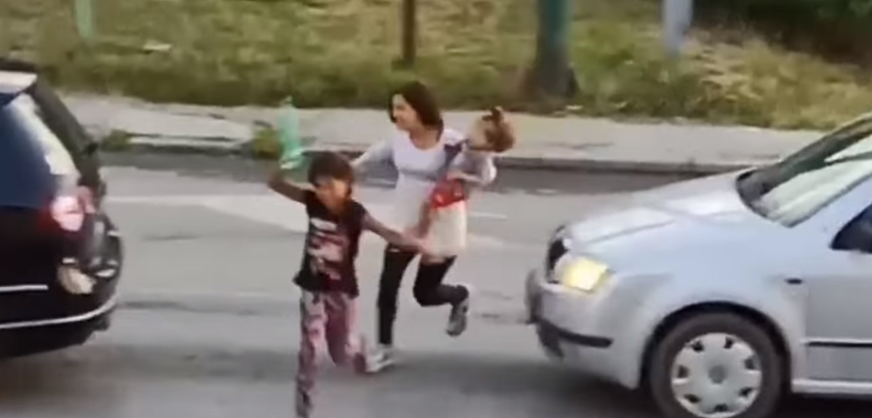 Uznemirujuće scene: Automobil pokosio djevojčicu koja je istrčala na ulicu (VIDEO)
