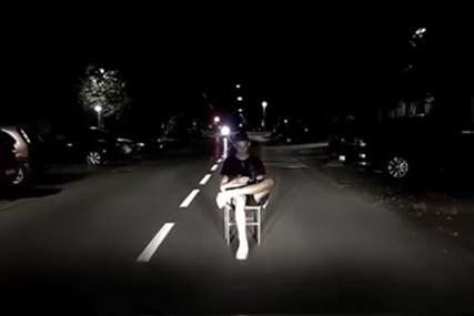 Prizor koji tjera strah u kosti: Sjeo na stolicu nasred ulice čekajući da naleti auto (VIDEO)