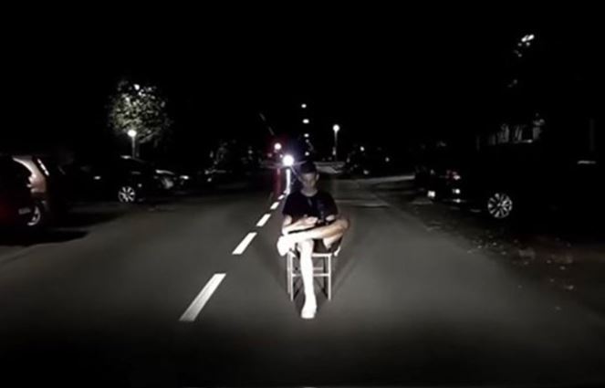 Prizor koji tjera strah u kosti: Sjeo na stolicu nasred ulice čekajući da naleti auto (VIDEO)