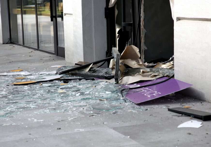 DETONACIJA PROBUDILA STANOVNIKE Snažna eksplozija razorila restoran u Sarajevu (FOTO)