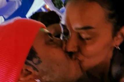 Zadrugarske vatre i dalje gore: Kontroverzni rijaliti učesnik smuvao Paulu Hublin, pao prvi javni poljubac (FOTO)
