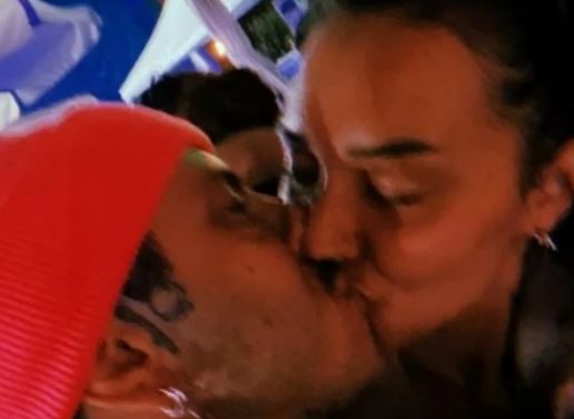 Zadrugarske vatre i dalje gore: Kontroverzni rijaliti učesnik smuvao Paulu Hublin, pao prvi javni poljubac (FOTO)