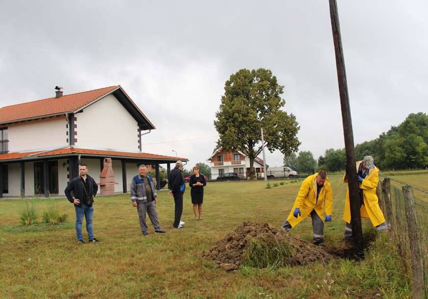 Gest „Gradske čistoće“ o kojem se priča u Gradiški: Drveni stubovi i nova gnijezda za Mirkove rode (FOTO)