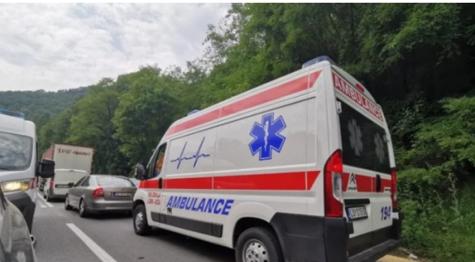 Staklo i krv na sve strane: Sudar vozila Hitne pomoći i automobila, ima povrijeđenih