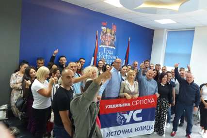 "Njegovo znanje i iskustvo će pomoći u daljem razvoju stranke" Milan Stevanović iz SNS održao predavanje na regionalnom sastanku Ujedinjene Srpske (FOTO)