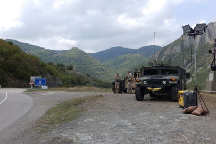 Prevrnuo se američki džip: U sabraćajnoj nesreći na sjeveru Kosova slupalo se vozilo Kfora