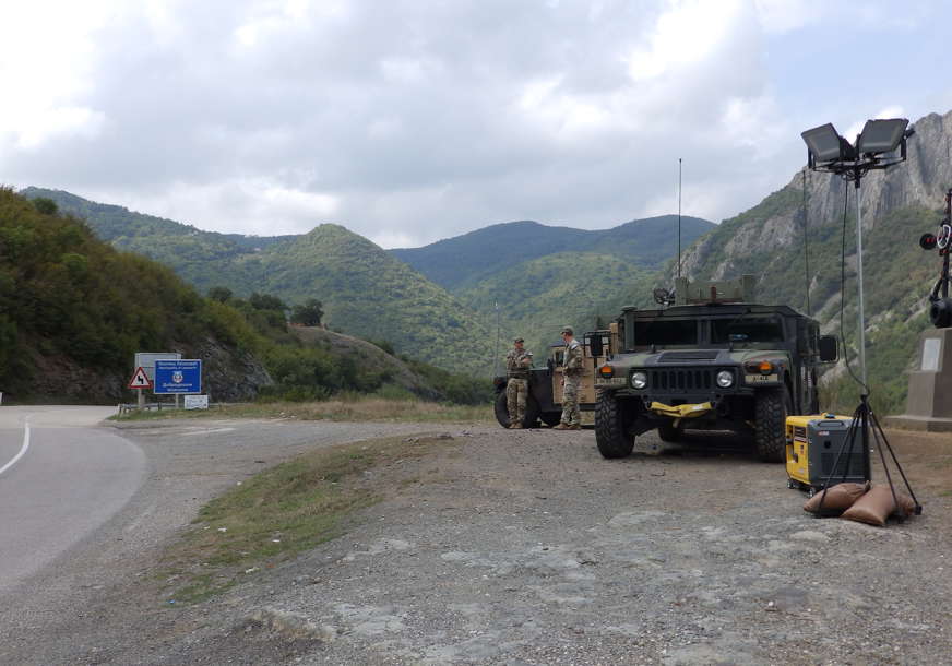 Prevrnuo se američki džip: U sabraćajnoj nesreći na sjeveru Kosova slupalo se vozilo Kfora