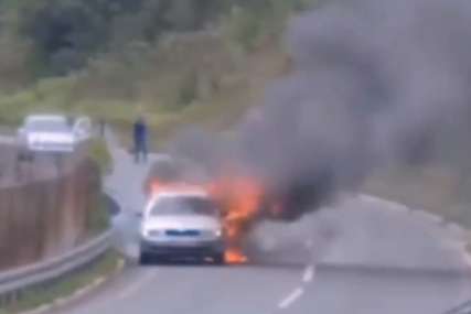 Buktinja na putu kod Kaknja: Zapalio se automobil u toku vožnje (VIDEO)