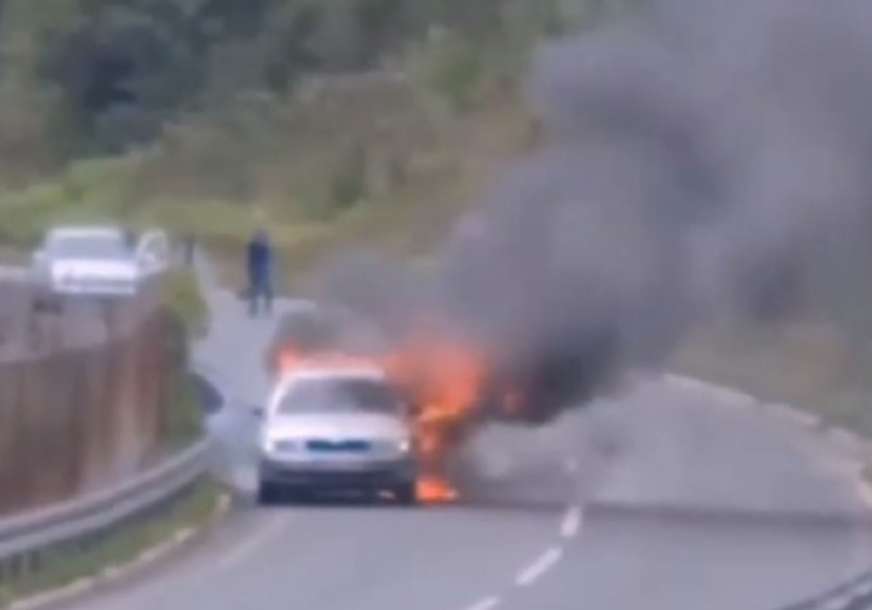 Buktinja na putu kod Kaknja: Zapalio se automobil u toku vožnje (VIDEO)