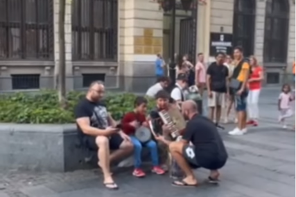 O njegovom gestu ne prestaje da se govori: Prišao dječacima koji su svirali na ulici i ostavio im poklon (VIDEO)