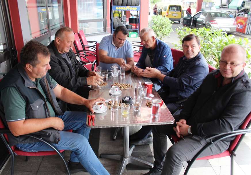 Ovo nigdje nećete vidjeti osim u Kozarskoj Dubici: Jutro počinju kafom i lješnicima, koje tucaju za kafanskim stolom (FOTO)