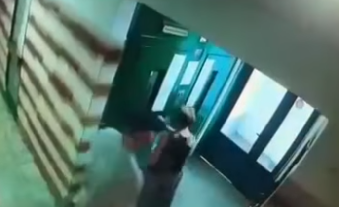 Strgao joj lančić sa vrata i pobjegao: Opljačkao stariju ženu ispred lifta u zgradi (VIDEO)