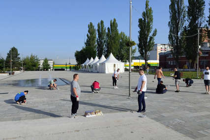 Na posao se "bacili" od 5 časova: Gradonačelnik Ćosić i saradnici u Istočnom Sarajevu čiste trg od žvaka (FOTO)