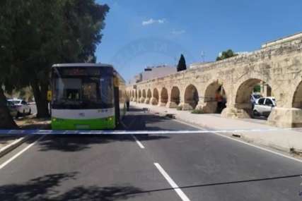 Jeziv prizor na mjestu nesreće na Malti: Razbijena staklo na autobusu koji je PREGAZIO DJEVOJKU IZ SRBIJE