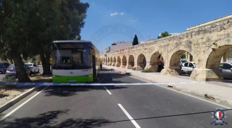 Jeziv prizor na mjestu nesreće na Malti: Razbijena staklo na autobusu koji je PREGAZIO DJEVOJKU IZ SRBIJE