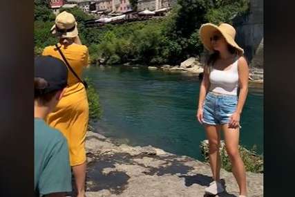 "Kako se samo usuđuju" Influenserku iznervirali turisti koji su joj u Mostaru "upali u kadar" (VIDEO)
