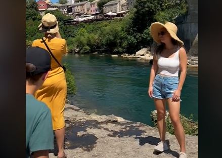 "Kako se samo usuđuju" Influenserku iznervirali turisti koji su joj u Mostaru "upali u kadar" (VIDEO)