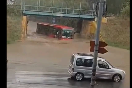 Šok snimak nakon nevremena: Autobus "roni" u vodi ispod nadvožnjaka (VIDEO)
