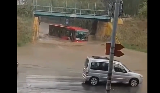 Šok snimak nakon nevremena: Autobus "roni" u vodi ispod nadvožnjaka (VIDEO)