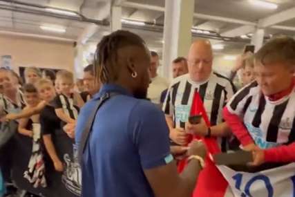 Gest koji je oduševio Ostrvo: Igrač Njukasla prišao navijaču i šokirao ga poklonom (VIDEO)