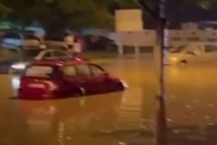 "Roni u vodi, dok kraj njega prolazi autobus" Snimak sa polovljene ulice u Novom Sadu koji ljudi gledaju u nevjerici (VIDEO)