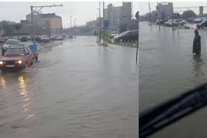 Voda do koljena, auta jedva voze: Potop u Mladenovcu poslije pljuska (VIDEO)