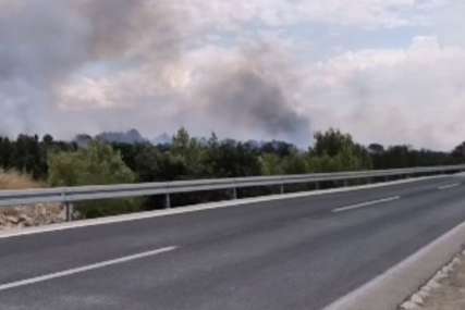 Na lice mjesta stigla tri kanadera: Više požara aktivno kod Šibenika (VIDEO, FOTO)