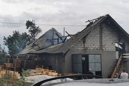 Spriječena veća tragedija: Požar progutao krov na pomoćnom objektu, plamen bio visok preko 5 metara (FOTO)
