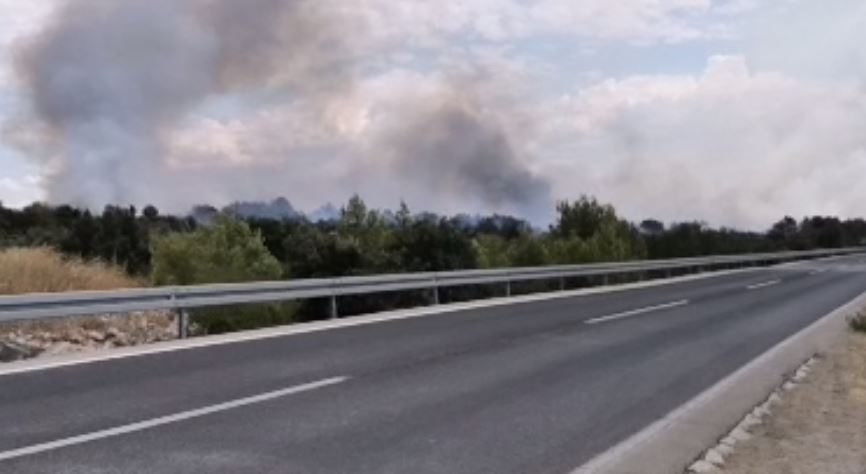 Na lice mjesta stigla tri kanadera: Više požara aktivno kod Šibenika (VIDEO, FOTO)