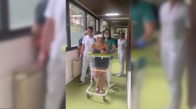 Potresne scene iz bolnice: Pjevačica sva u zavojima, ljekari se svim silama trude da joj bude bolje (VIDEO)