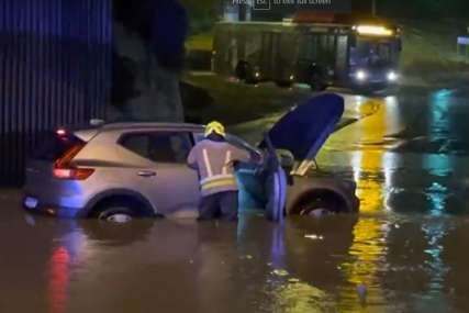 Nove padavine, stari problemi: Kiša koja je večeras rashladila Sarajevo, sa sobom donijela i poplavu (VIDEO)