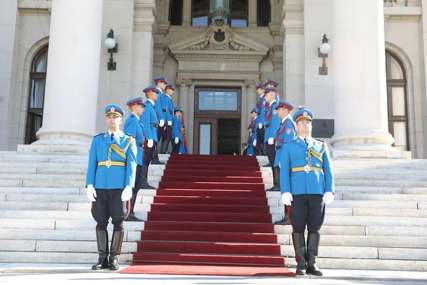 CRVENI TEPIH I GARDA Srbija danas dobija novi parlament, poslanici i članovi Vlade sjeli u klupe