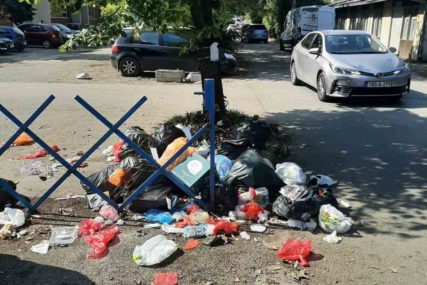 "Ovo je nedopustivo" Ulica Veljka Mlađenovića zatrpana smećem, mještani ogorčeni (FOTO)