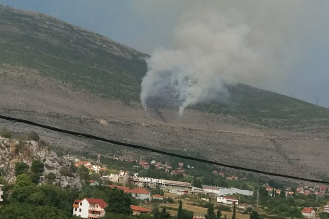 VATRA SE ŠIRI Grom udario iznad Trebinja pa izazvao požar na brdu, vatrogasci na terenu