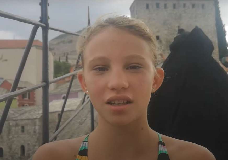 "Bilo mi je malo čudno, ali nisam se uplašila" Hrabra djevojčica Tara koja je skočila sa Starog mosta oduševila javnost (VIDEO)