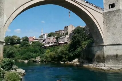 Oglasio se otac mlade Tare: Ko je djevojčica koja je skočila sa Starog mosta u Mostaru (VIDEO)