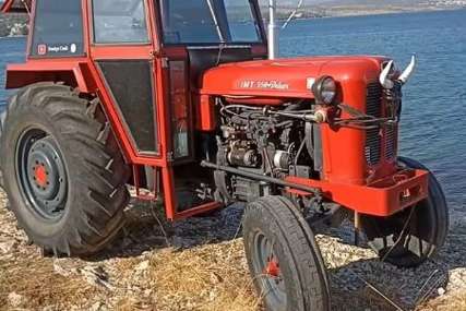 “IMT 558 je neuništiva mašina” Jutjuber putovao 13 sati traktorom od kuće do mora (VIDEO)