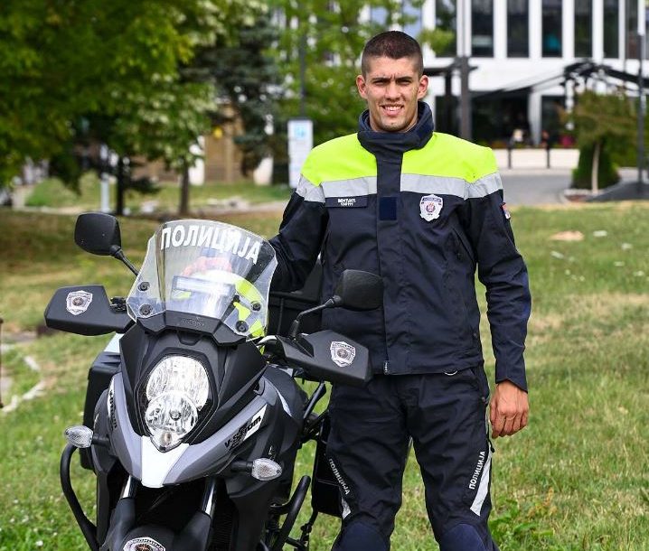 "Ništa nije teško ako radite ono što volite" Mladi Bijeljinac u policijskoj uniformi patrolira na motociklu u Loznici i osvaja medalje (FOTO)
