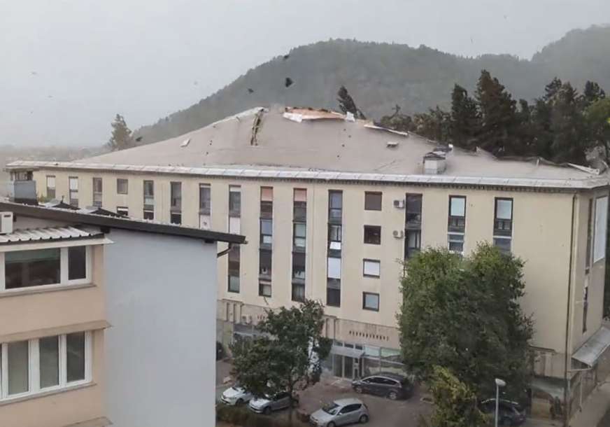 SNAŽNO NEVRIJEME POGODILO SLOVENIJU Pogledajte kako je vjetar podigao krov sa zgrade (VIDEO)