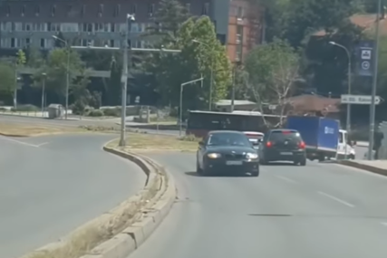 VOŽNJA U KONTRA SMJERU Vozač zalutao, pa krenuo unazad po cesti (VIDEO)