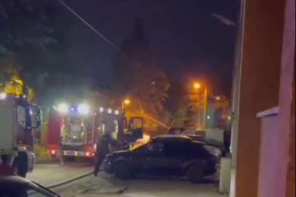 Vatrogasci gase plamen u Zemunu: Tokom radova probijena gasna cijev (VIDEO)