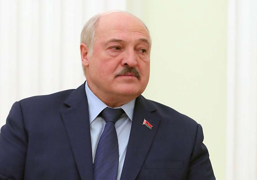 Lukašenko cijepa drva i poručuje "Neću pustiti Evropu da umre od hladnoće" (VIDEO)