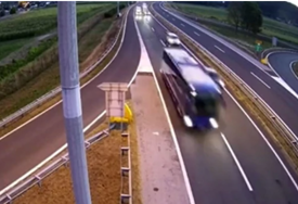 Kamera snimila poljski autobus prije nesreće: Nekoliko minuta kasnije sletio je sa auto-puta