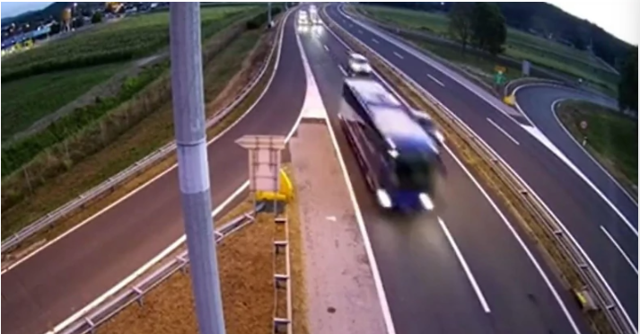 Kamera snimila poljski autobus prije nesreće: Nekoliko minuta kasnije sletio je sa auto-puta